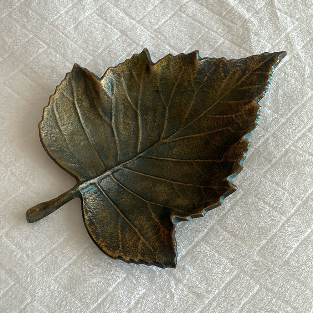 Metal bronze color decorative tree leaf